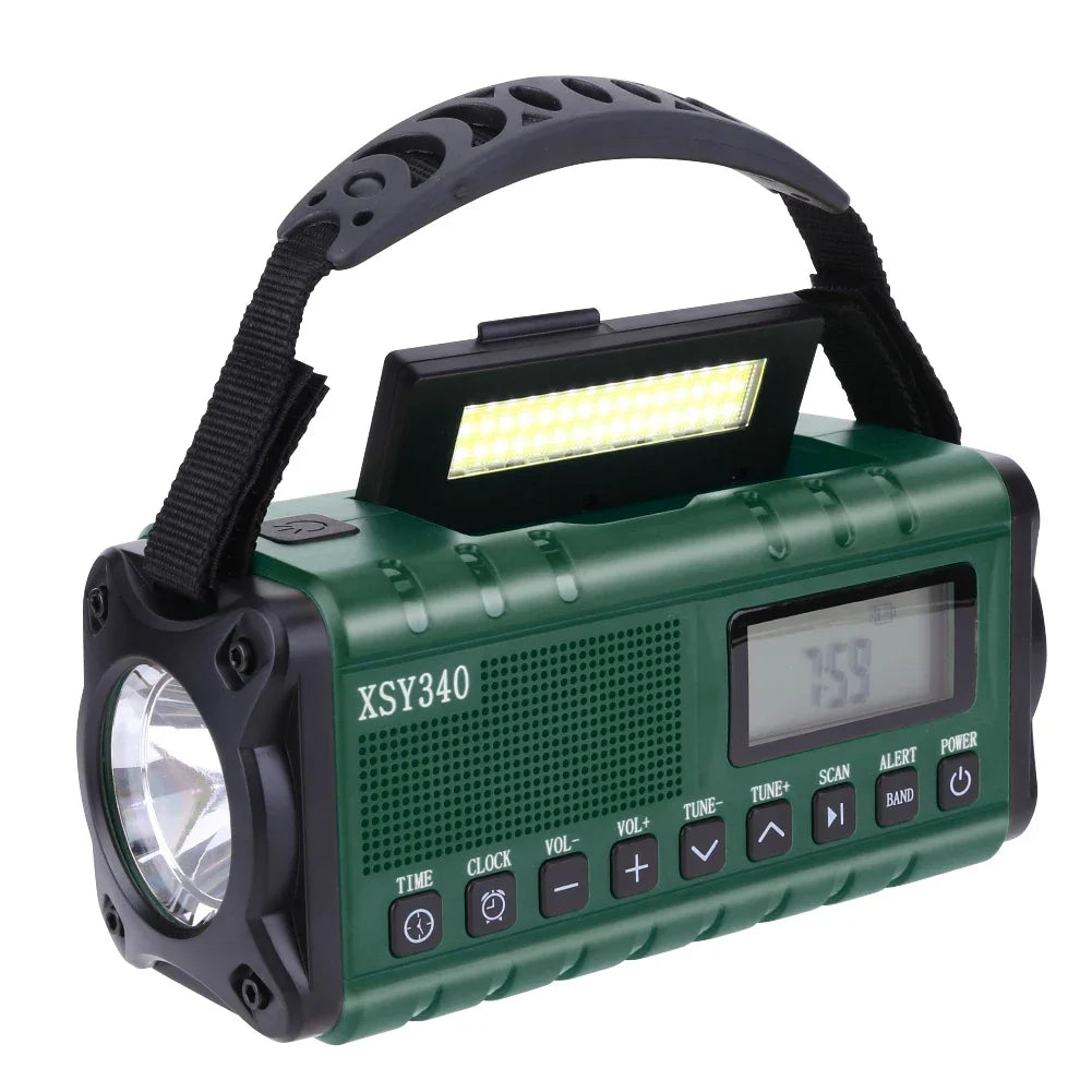 Radio d’urgence solaire à manivelle SONORA avec batterie rechargeable de 12000mAh, couleur verte, équipée d’un panneau solaire.